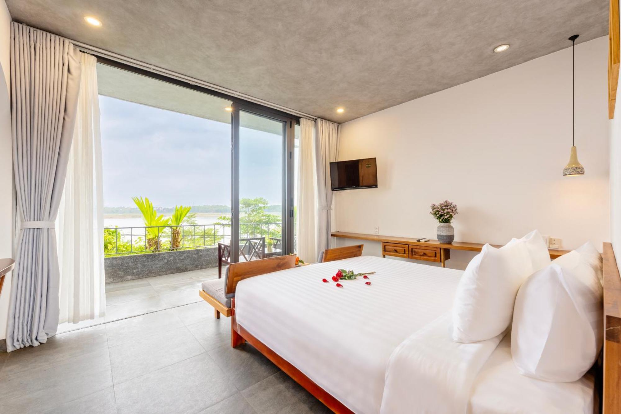 Corner Riverside Khách sạn 4*