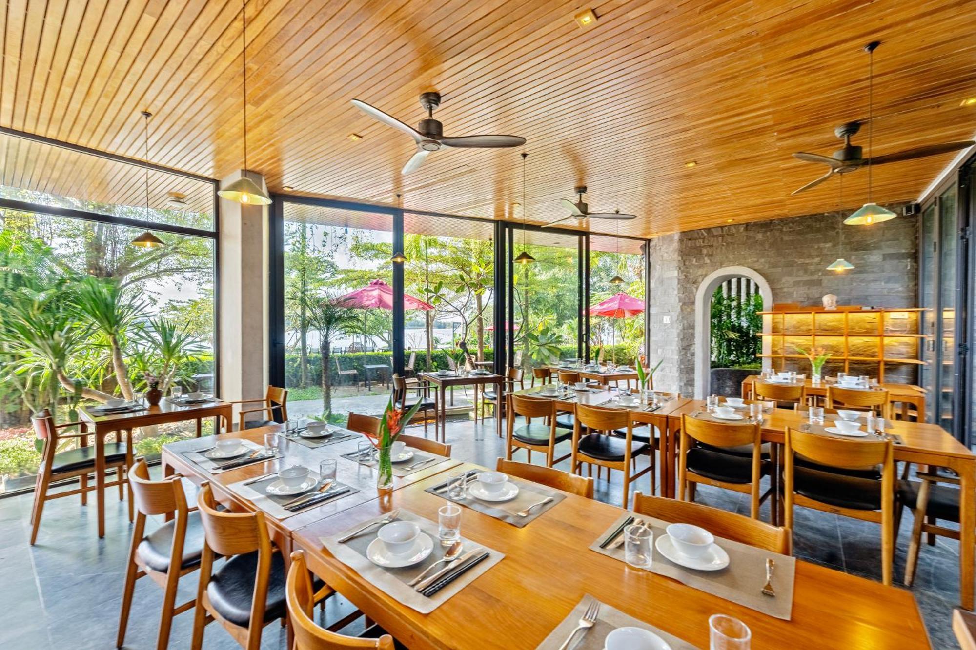 Khách sạn Corner Riverside