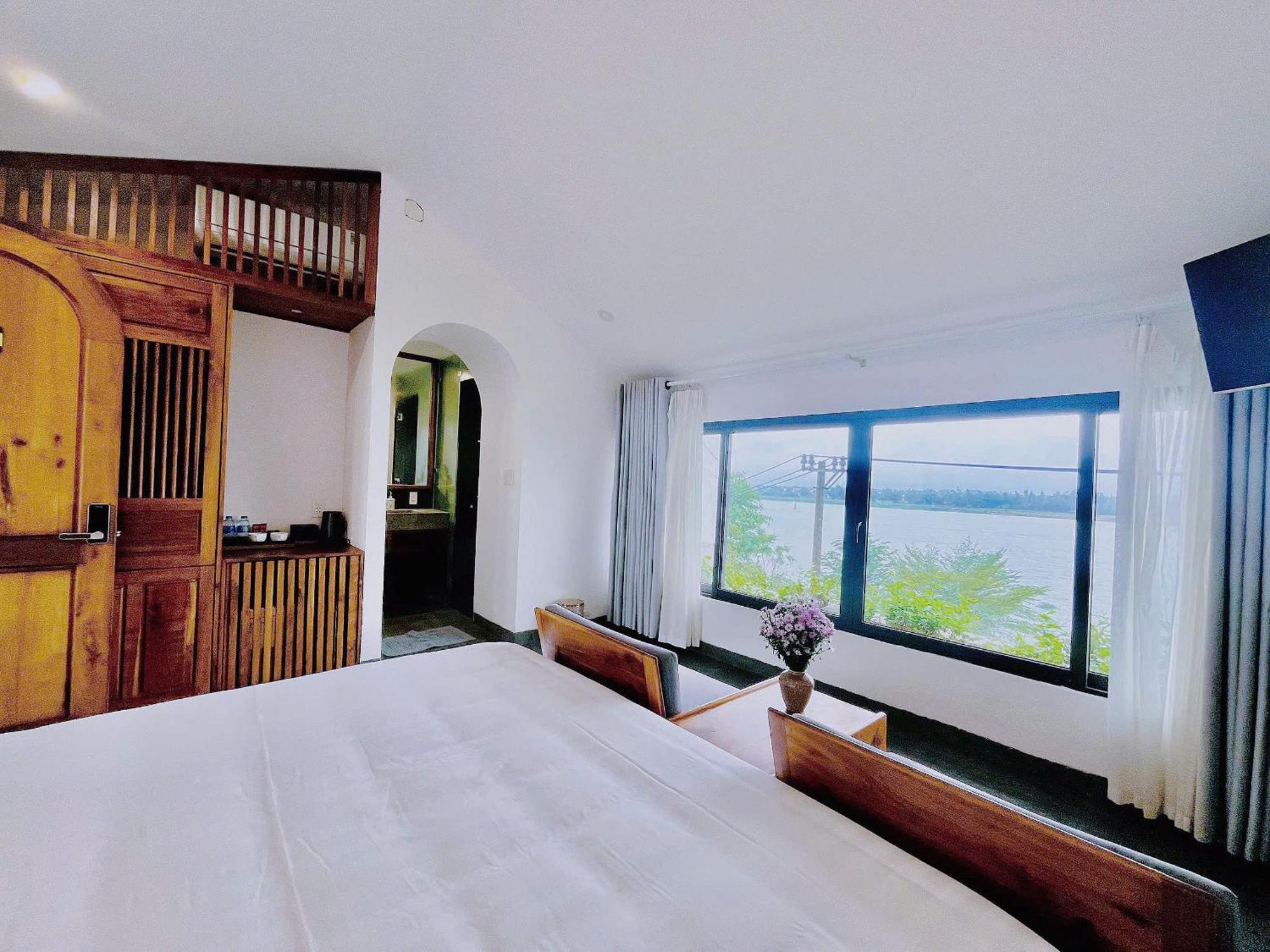 Khách sạn Corner Riverside 4*
