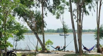 Khách sạn Corner Riverside 4*